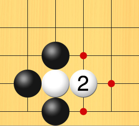 白が2線の方向へ石をつないで逃げた図。盤面図、白5の8。黒4の8、黒5の7、黒5の9。進行手順、2手目・白6の8。囲む点、6の7、7の8、6の9