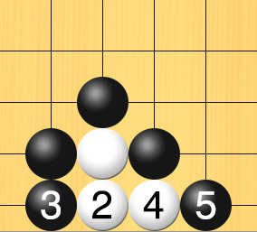 白が1線の方向へ石をつないで逃げた図。盤面図、白5の8。黒4の8、黒5の7、黒6の8。進行手順、2手目・白5の9、3手目・黒4の9、4手目・白6の9、5手目・黒7の9に打って、白石を盤上からすべて取り上げる