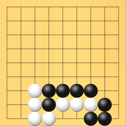 辺にできたウッテガエシになる前の形。盤面図、白3の7、白3の8、白3の9、白4の9、白5の8、白6の8、白7の8。黒4の8、黒4の7、黒5の7、黒6の7、黒7の7、黒8の8、黒8の9、黒7の9