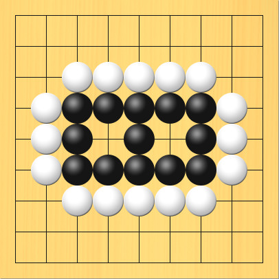 生きる形、その1。盤面図、黒3の4、黒4の4、黒5の4、黒6の4、黒7の4、黒7の5、黒7の6、黒6の6、黒5の6、黒4の6、黒3の6、黒3の5、黒5の5。白3の3、白4の3、白5の3、白6の3、白7の3、白8の4、白8の5、白8の6、白7の7、白6の7、白5の7、白4の7、白3の7、白2の6、白2の5、白2の4