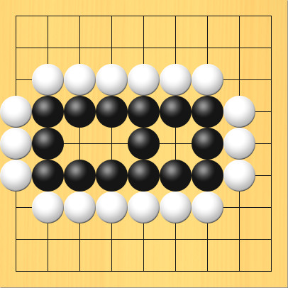 生きる形、その4。盤面図、黒2の4、黒3の4、黒4の4、黒5の4、黒6の4、黒7の4、黒7の5、黒7の6、黒6の6、黒5の6、黒4の6、黒3の6、黒2の6、黒2の5、黒5の5。白2の3、白3の3、白4の3、白5の3、白6の3、白7の3、白8の4、白8の5、白8の6、白7の7、白6の7、白5の7、白4の7、白3の7、白2の7、白1の6、白1の5、白1の4