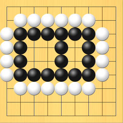 生きる形 その5。盤面図、黒2の3、黒3の3、黒4の3、黒5の3、黒6の3、黒7の3、黒7の4、黒7の5、黒7の6、黒6の6、黒5の6、黒4の6、黒3の6、黒2の6、黒2の5、黒2の4、黒5の4、黒5の5。白2の2、白3の2、白4の2、白5の2、白6の2、白7の2、白8の3、白8の4、白8の5、白8の6、白7の7、白6の7、白5の7、白4の7、白3の7、白2の7、白1の6、白1の5、白1の4、白1の3