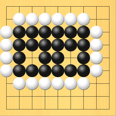 黒が最も小さい2眼で生きた形。盤面図、黒2の3、黒3の3、黒4の3、黒5の3、黒6の3、黒7の3、黒7の4、黒7の5、黒7の6、黒6の6、黒5の6、黒4の6、黒3の6、黒2の6、黒2の5、黒2の4、黒5の4、黒5の5、黒4の4、黒3の4、黒4の5、黒6の4、白2の2、白3の2、白4の2、白5の2、白6の2、白7の2、白8の3、白8の4、白8の5、白8の6、白7の7、白6の7、白5の7、白4の7、白3の7、白2の7、白1の6、白1の5、白1の4、白1の3