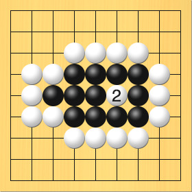 白が黒石のまわりを囲んで取る図。進行手順、2手目・白6の5に打って、黒石を盤上からすべて取り上げる