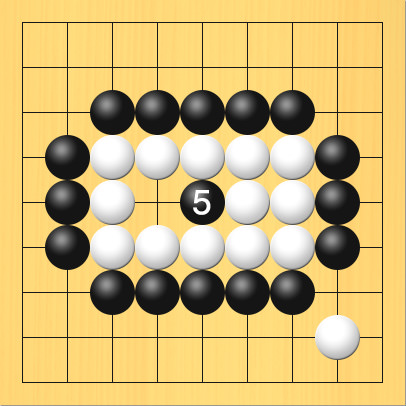 黒がさらに白の陣地の中に打った図。進行手順、5手目・黒5の5