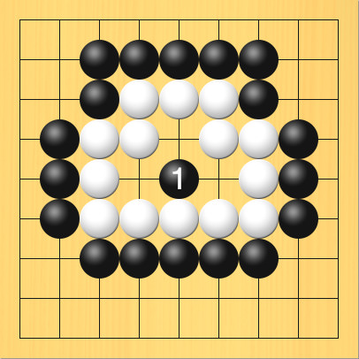 黒が白の4もくの陣地の真ん中に打った図。進行手順、1手目・黒5の5