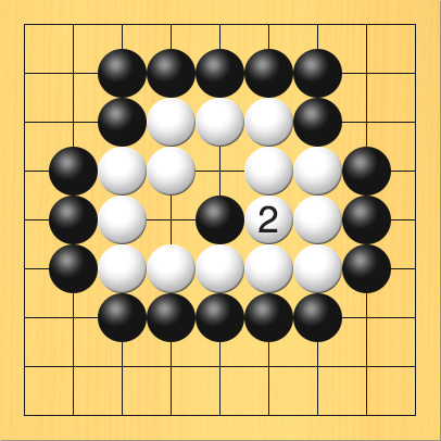 白が真ん中の黒石を囲おうとしている図。進行手順、2手目・白6の5