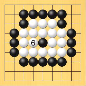 白が真ん中の黒石を囲って取る図。進行手順、6手目・白4の5に打って、黒5の5の石を取る