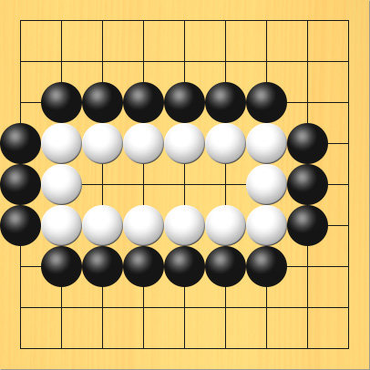 白の4もくの陣地の周りを黒が囲んでいる図。盤面図、白2の4、白3の4、白4の4、白5の4、白6の4、白7の4、白7の5、白7の6、白6の6、白5の6、白4の6、白3の6、白2の6、白2の5。黒2の3、黒3の3、黒4の3、黒5の3、黒6の3、黒7の3、黒8の4、黒8の5、黒8の6、黒7の7、黒6の7、黒5の7、黒4の7、黒3の7、黒2の7、黒1の6、黒1の5、黒1の4