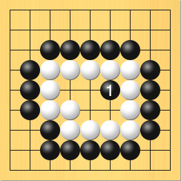 黒が白の5もくの陣地の中に打った図。進行手順、1手目・黒6の5