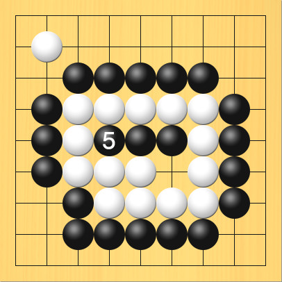 黒が白の陣地の中に打ってアタリにした図。進行手順、5手目・黒4の5
