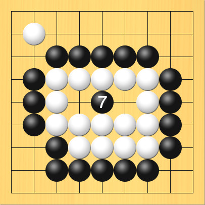 黒が白の3もくの陣地の真ん中に打った図。進行手順、7手目・黒5の5