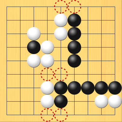 石と石のすきまに赤丸印をつけている図。盤面図は上と同じ。赤丸印の場所、5の1、6の1、4の6、5の6、4の9、5の9