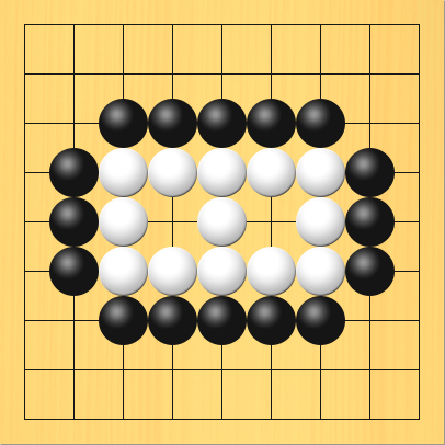 白が中央で生きる形、その1。盤面図、白3の4、白4の4、白5の4、白6の4、白7の4、白7の5、白7の6、白6の6、白5の6、白4の6、白3の6、白3の5、白5の5。黒3の3、黒4の3、黒5の3、黒6の3、黒7の3、黒8の4、黒8の5、黒8の6、黒7の7、黒6の7、黒5の7、黒4の7、黒3の7、黒2の6、黒2の5、黒2の4