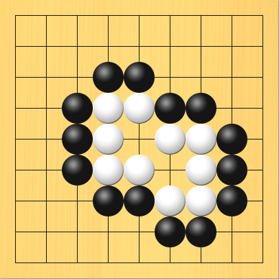 白が中央で生きる形、その3。盤面図、白4の4、白5の4、白6の5、白7の5、白7の6、白7の7、白6の7、白5の6、白4の6、白4の5。黒4の3、黒5の3、黒6の4、黒7の4、黒8の5、黒8の6、黒8の7、黒7の8、黒6の8、黒5の7、黒4の7、黒3の6、黒3の5、黒3の4