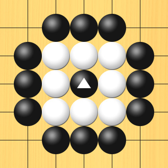 黒が△印の場所に打って、白石を取った図。盤面図、白4の4、白4の5、白4の6、白5の4、白5の6、白6の4、白6の5、白6の6。黒4の3、黒5の3、黒6の3、黒7の4、黒7の5、黒7の6、黒6の7、黒5の7、黒4の7、黒3の6、黒3の5、黒3の4。△印の場所、5の5。進行手順、黒5の5に打って、白石を盤上からすべて取り上げる